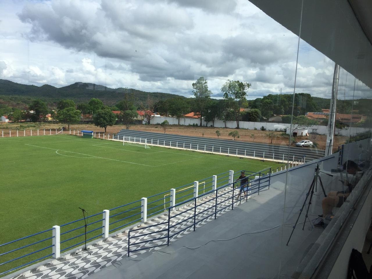 Estádio Municipal em festa com futebol americano